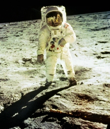 月球表面太空行走图片