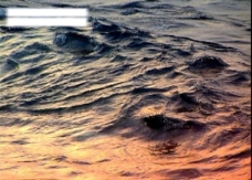 夕阳下的波涛图片